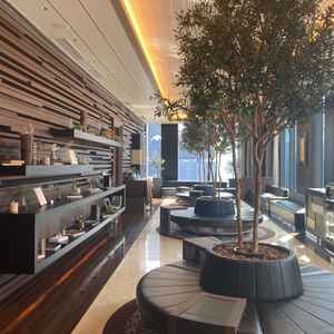 受付のロビー。日当たりがよく、落ち着ける空間。