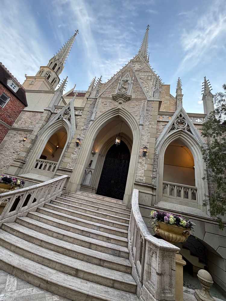 大聖堂の外観。周りに高い建物がないため、景色の邪魔をされずとても良かったです。