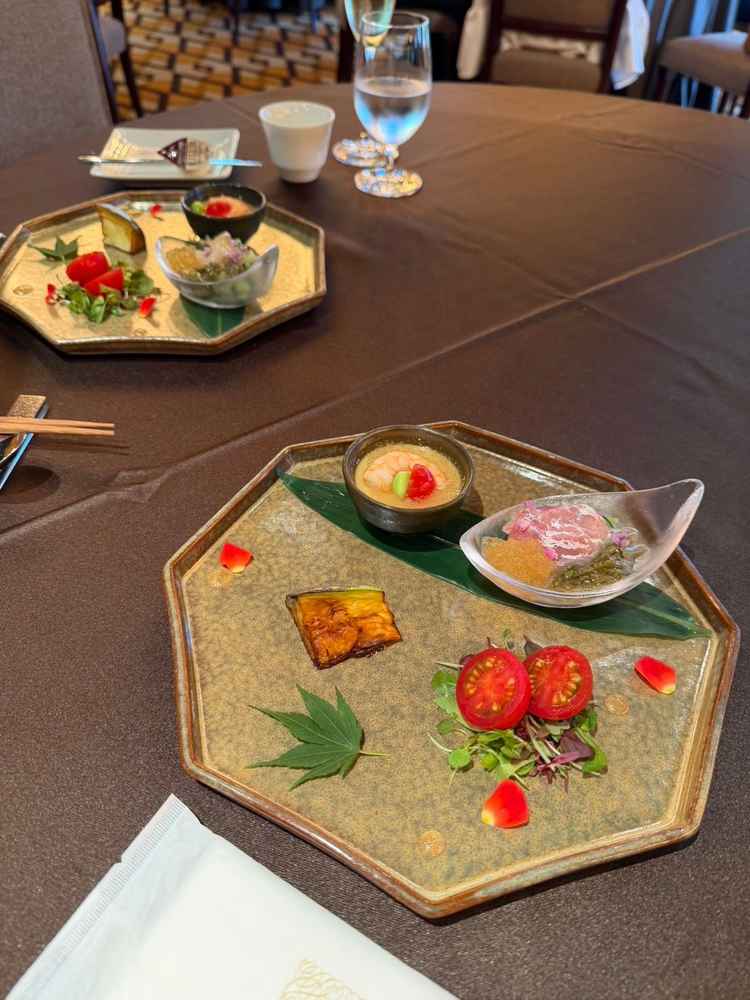 試食の前菜のお料理。小鉢に入ってる貝のお料理美味しかったです。