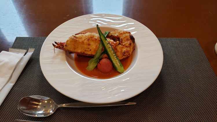 試食会。オマール海老のグラタンは絶品でゲスト達にぜひ食べてもらいたいと思った。