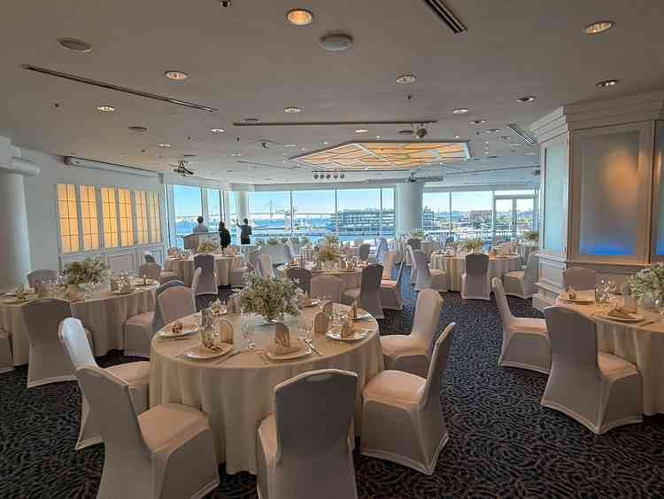 披露宴会場(ベイビュー)。海が一望できてとても開放的。