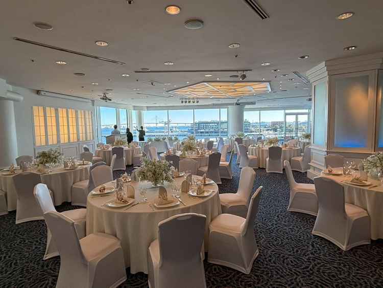 披露宴会場(ベイビュー)。海が一望できてとても開放的。