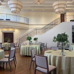 ナチュラルテイストのサウスガーデン披露宴会場。