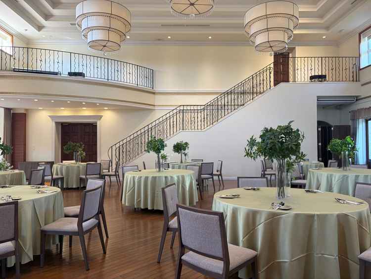 ナチュラルテイストのサウスガーデン披露宴会場。