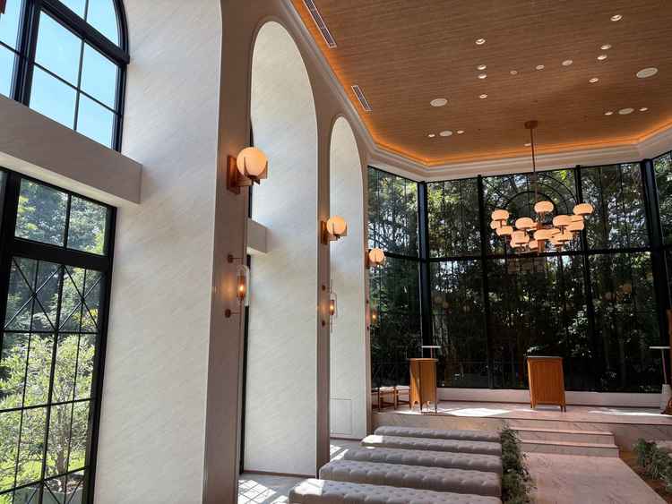 ガラス張りで開放感のあるチャペル。天井も高く、かなり広く感じた。