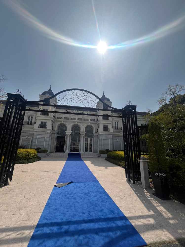 お城のような入り口でした。雨が降った際は入り口の目の前までシャトルバスが来てくれます。