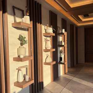 ホワイエの壁面。棚には好きな装飾を置くこともできる。写真にある既存の飾りを使っても良いそうで手軽