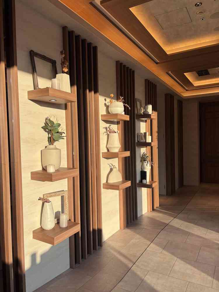 ホワイエの壁面。棚には好きな装飾を置くこともできる。写真にある既存の飾りを使っても良いそうで手軽