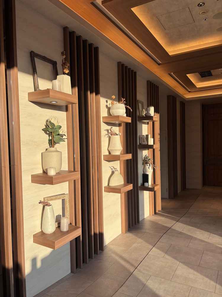 ホワイエの壁面。棚には好きな装飾を置くこともできる。写真にある既存の飾りを使っても良いそうで手軽