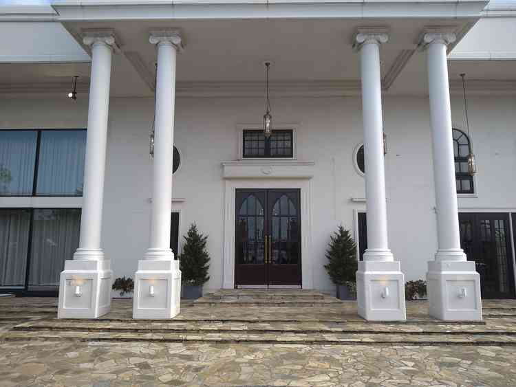 ヨーロッパ風の建物でガーデン付きの綺麗な外観でした。もう一つの建物も違った雰囲気で素敵でした。