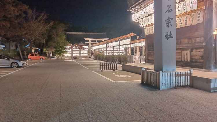 敷地内は石敷きで高齢のゲストも歩きやすいです。神殿や披露宴会場が隣接しているのも魅力的でした。