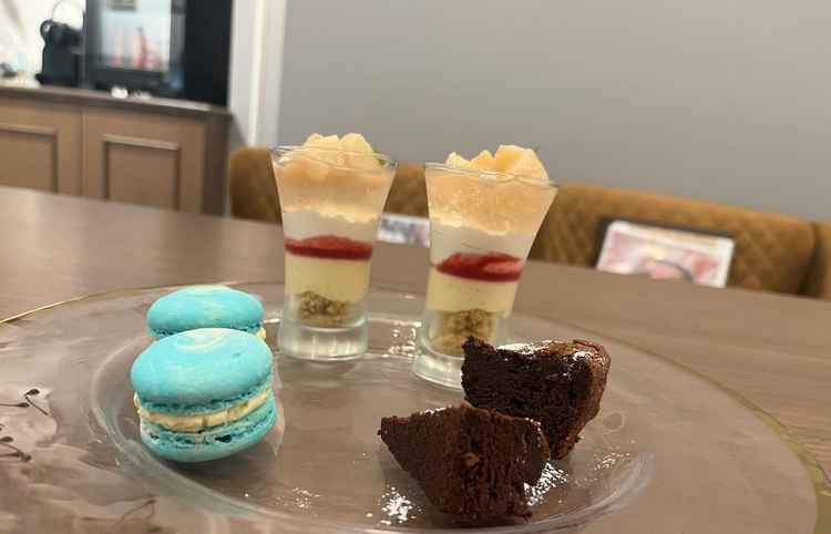 料理の試食の写真。デザートにも工夫があり美味しかった。