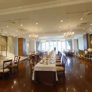 もうひとつある披露宴会場の写真。木目の雰囲気が美しい