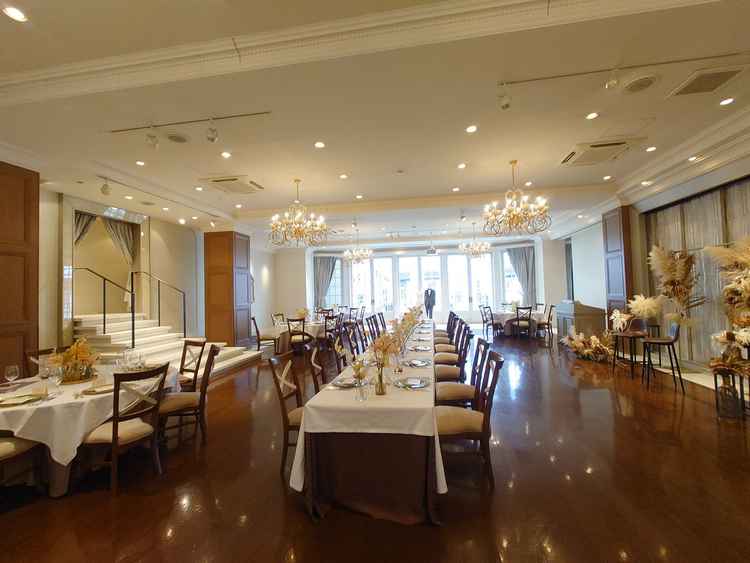 もうひとつある披露宴会場の写真。木目の雰囲気が美しい