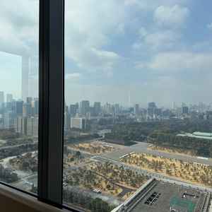 バーからの外観の一枚。皇居が見え、天気がよいと富士山まで見えるそうです。