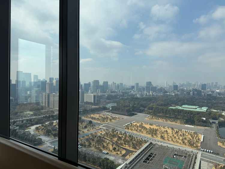 バーからの外観の一枚。皇居が見え、天気がよいと富士山まで見えるそうです。