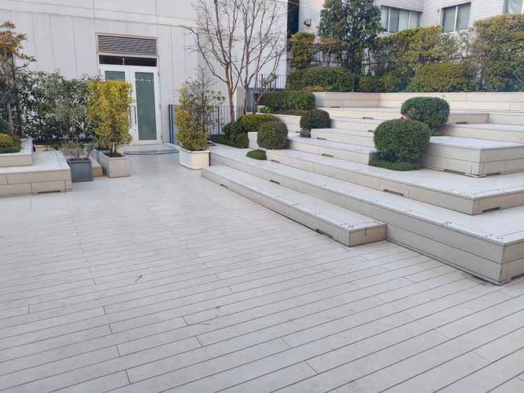 披露宴会場に隣接しているガーデン。披露宴の途中で、バイキング形式の食事提供など、楽しめると思います。