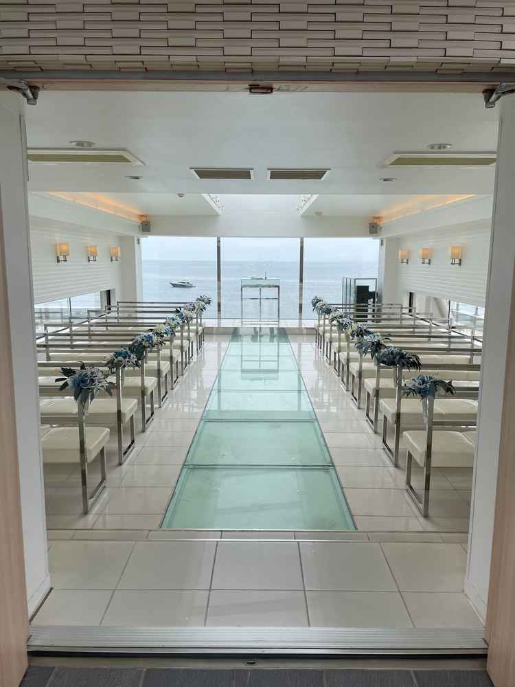 4階チャペルの写真。イメージ通りで、開放感があり海を近くに感じられるところが気に入りました。