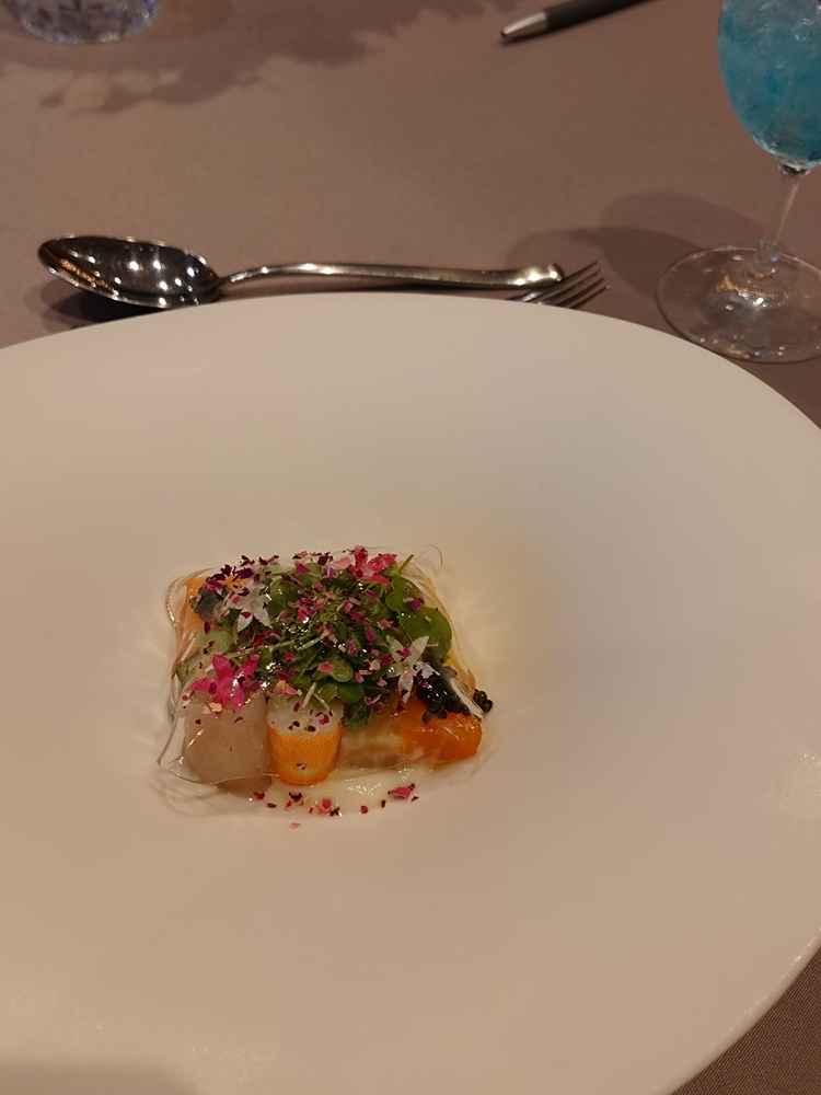 前菜。バラの花が散らされていて見た目もキレイだった。