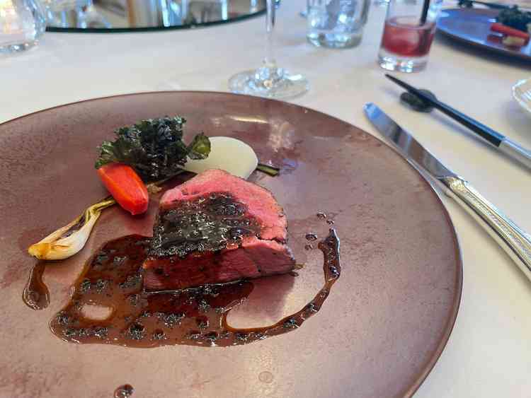 肉料理。高級感があり美味しかったです。