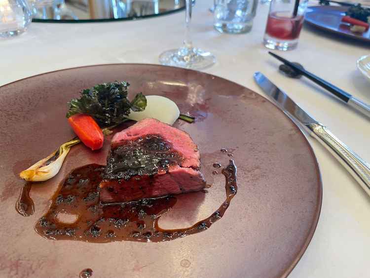 肉料理。高級感があり美味しかったです。