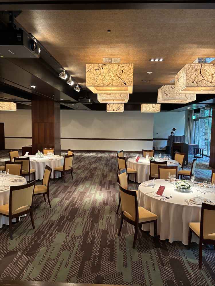 披露宴会場は豪華で落ち着きつつも華やかでした。