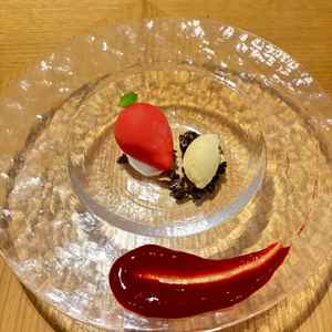 ホワイトチョコに包まれている苺のムース。大体15000円ほどのコースで提供できるお料理だそうです。