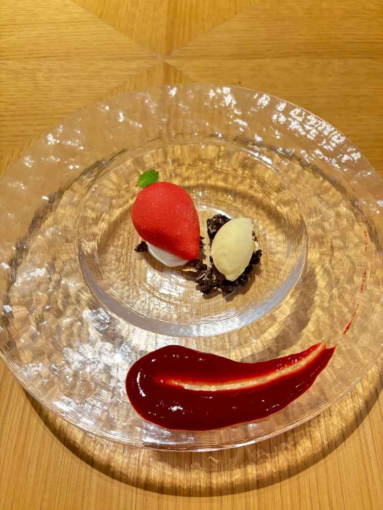ホワイトチョコに包まれている苺のムース。大体15000円ほどのコースで提供できるお料理だそうです。