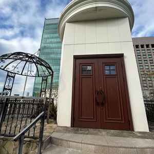 屋上のテラスになります。鐘もあり、この場所でフラワーシャワーもできていいなと思いました。