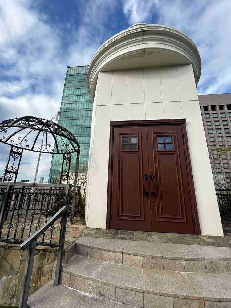 屋上のテラスになります。鐘もあり、この場所でフラワーシャワーもできていいなと思いました。