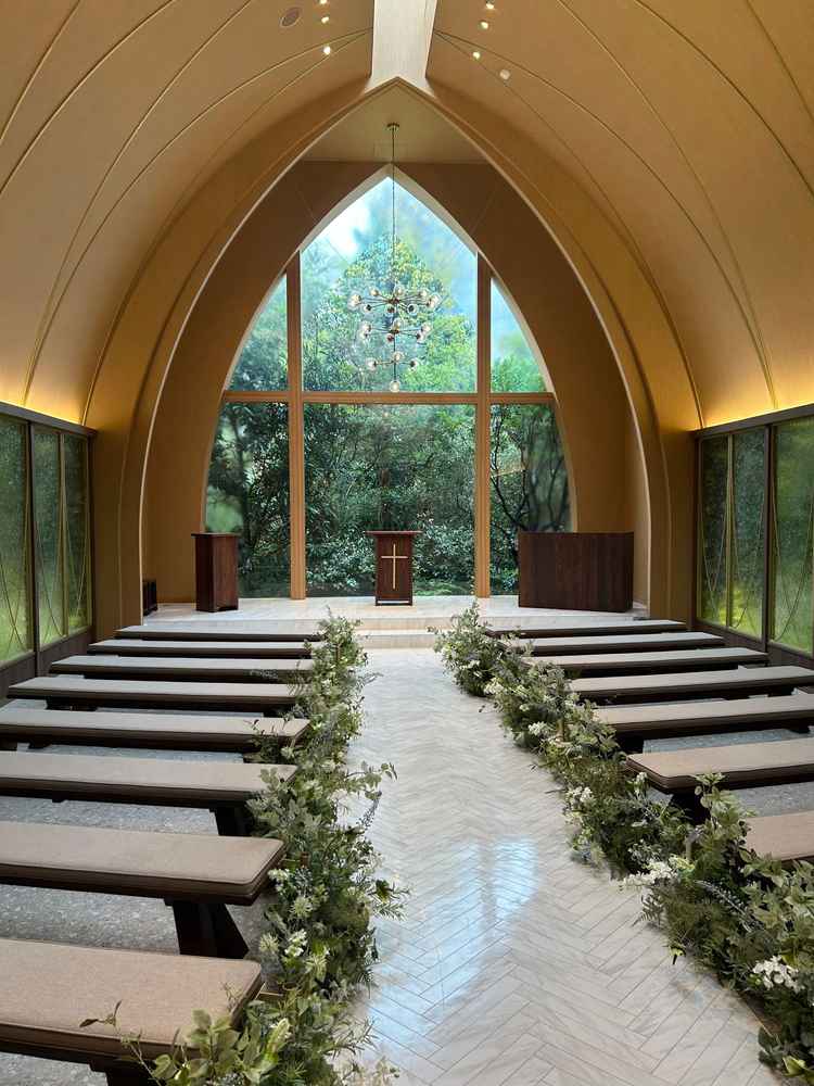 チャペルの写真です。雨の日でもこの明るさで自然の優しい雰囲気がとても良かったです。