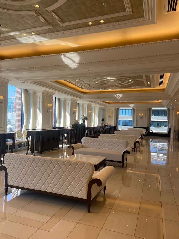 参列者待合室。とても広く、窓が大きいため開放感があり、東京駅付近の景色が楽しめます。