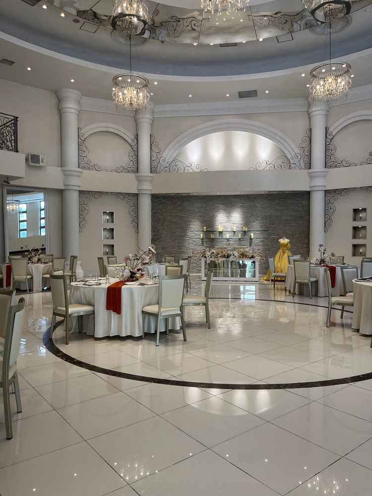 白を基調とした披露宴会場です