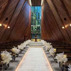 挙式会場の写真です。木の温もりもあり、落ち着いた色合いもあり、とても素敵な挙式会場でした。