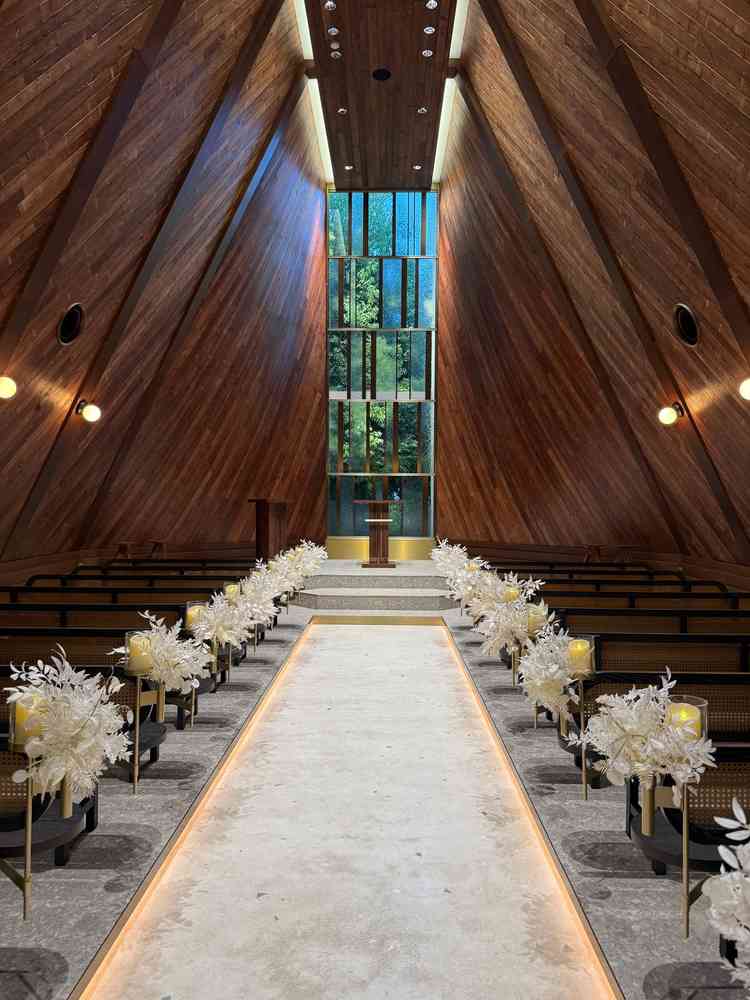 挙式会場の写真です。木の温もりもあり、落ち着いた色合いもあり、とても素敵な挙式会場でした。