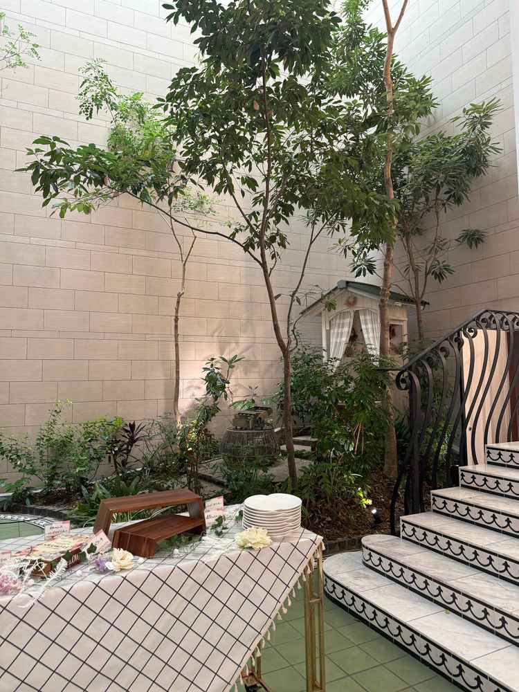 披露宴会場の横にはガーデンもありました。こちらは屋根があるので雨の日も安心です。