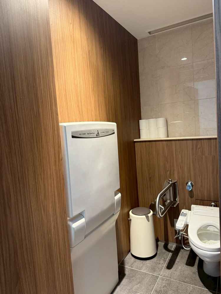 女性用トイレにはオムツ台があります。替えたオムツはその場で廃棄することもでき、ありがたいです。