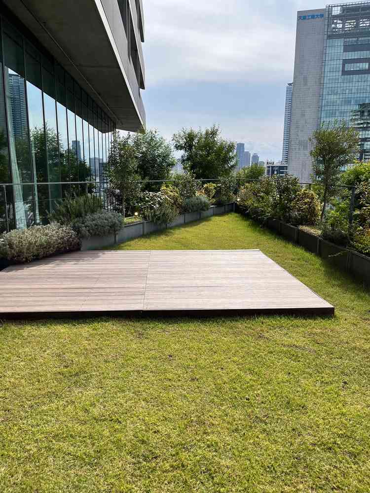 外にもパーティースペースがあります。室内だけでなく緑がある場所で写真撮影もできるのが素敵です。