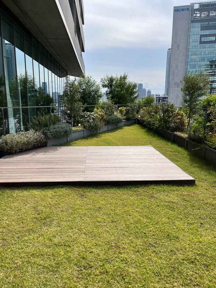 外にもパーティースペースがあります。室内だけでなく緑がある場所で写真撮影もできるのが素敵です。