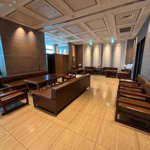 ウェルカムドリンクの会場。人数が多いと座れない人も出てきます