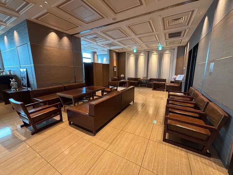 ウェルカムドリンクの会場。人数が多いと座れない人も出てきます