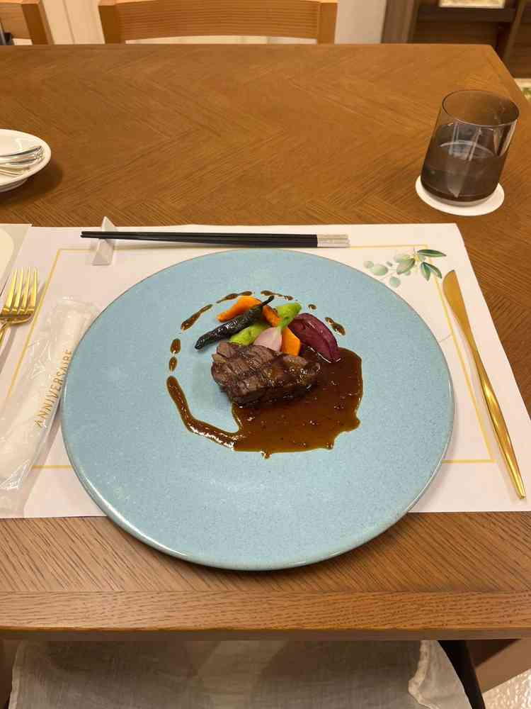 メインの牛肉フィレがとても美味しく、一品一品にこだわりが感じられる料理だった。ソースが特に美味しい。