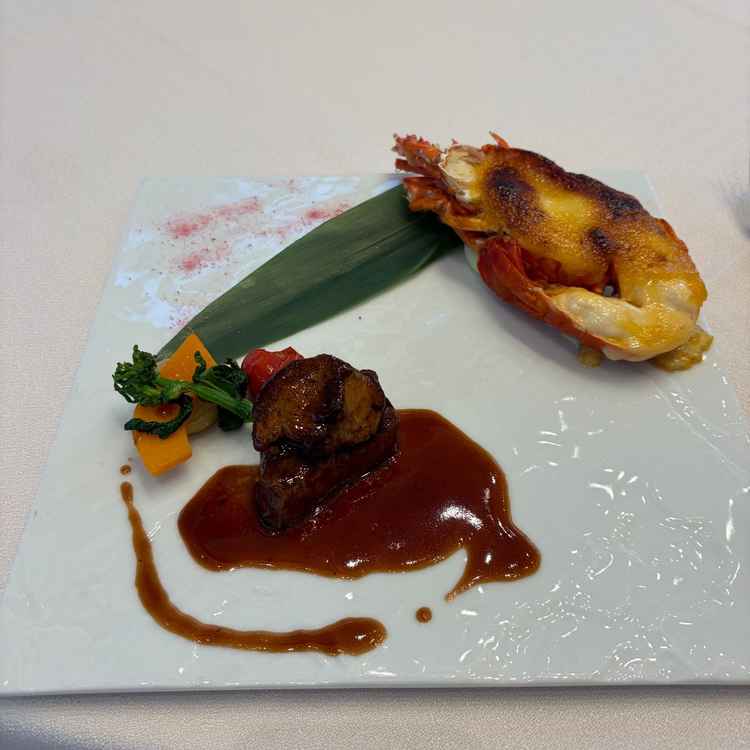 海老と牛ヒレ肉のフォアグラのせ