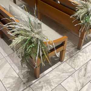 ソファや装花がリゾート感があります。