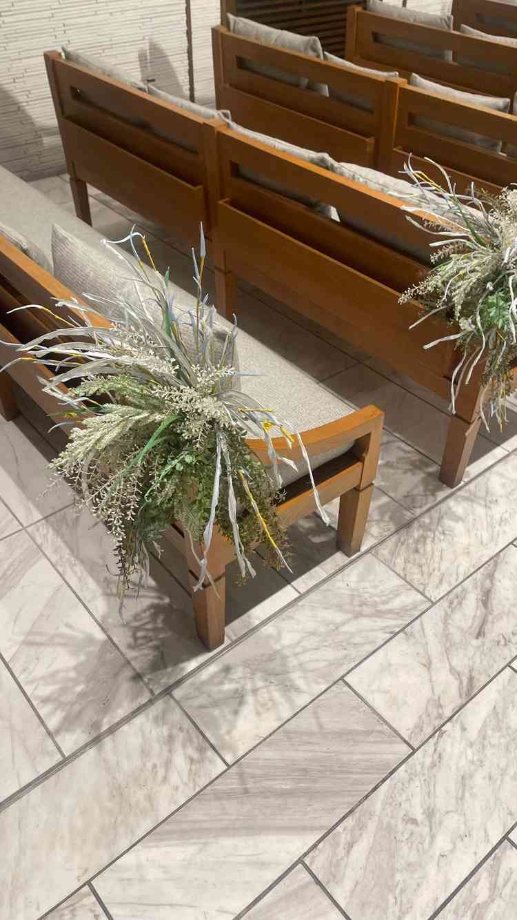 ソファや装花がリゾート感があります。