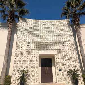 正門です。リゾート感があり、扉を開けると一気に素敵な景色が拡がります。その瞬間をお楽しみください。