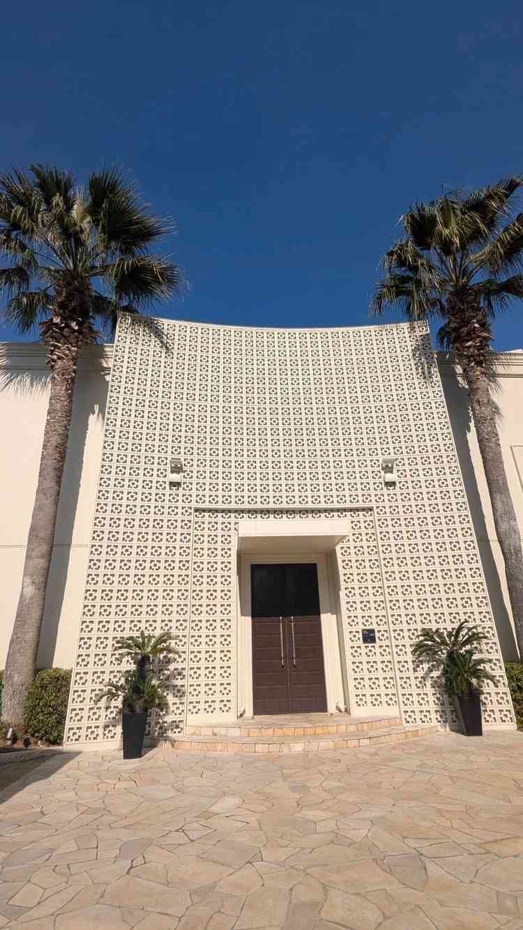 正門です。リゾート感があり、扉を開けると一気に素敵な景色が拡がります。その瞬間をお楽しみください。