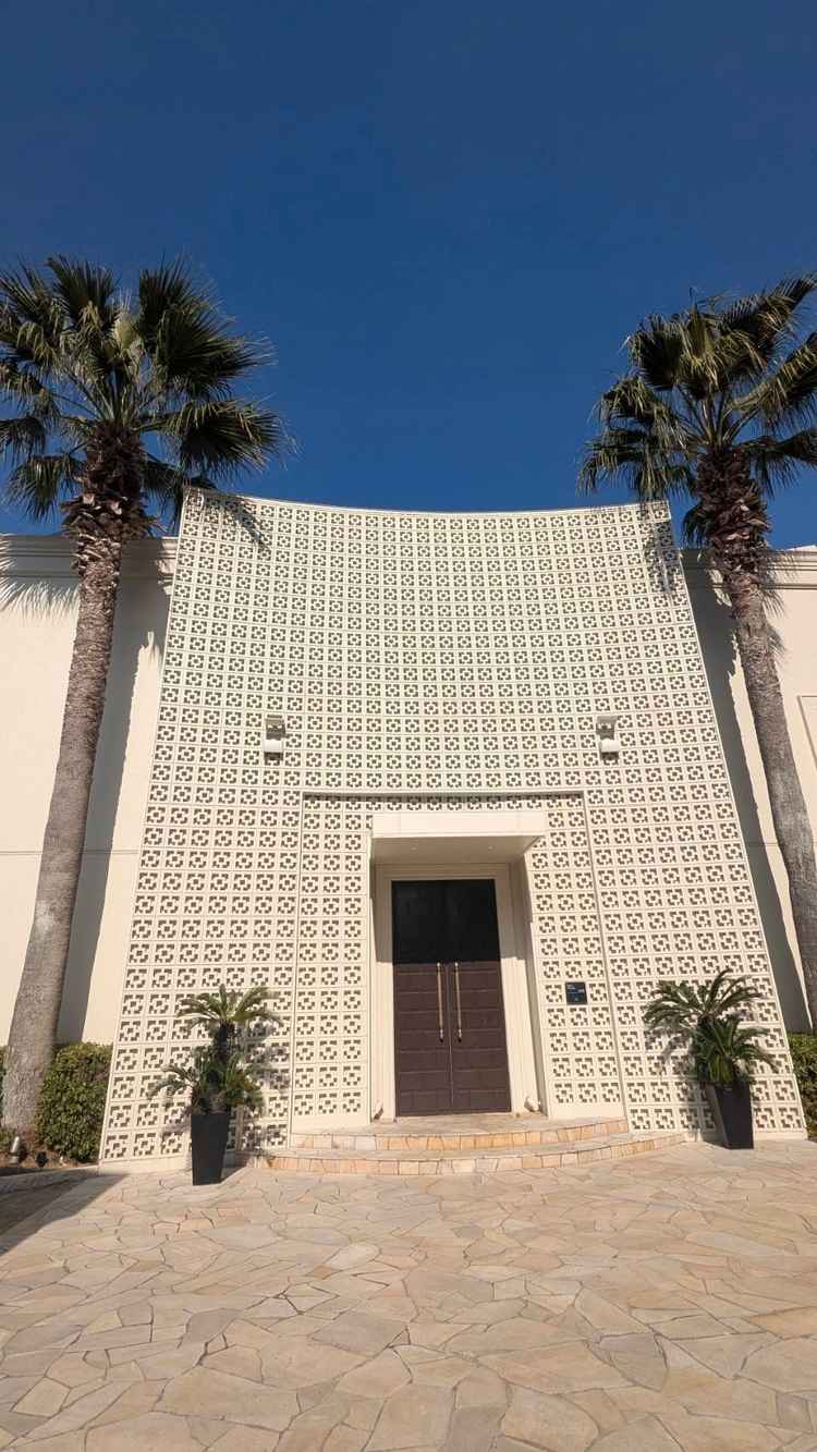 正門です。リゾート感があり、扉を開けると一気に素敵な景色が拡がります。その瞬間をお楽しみください。