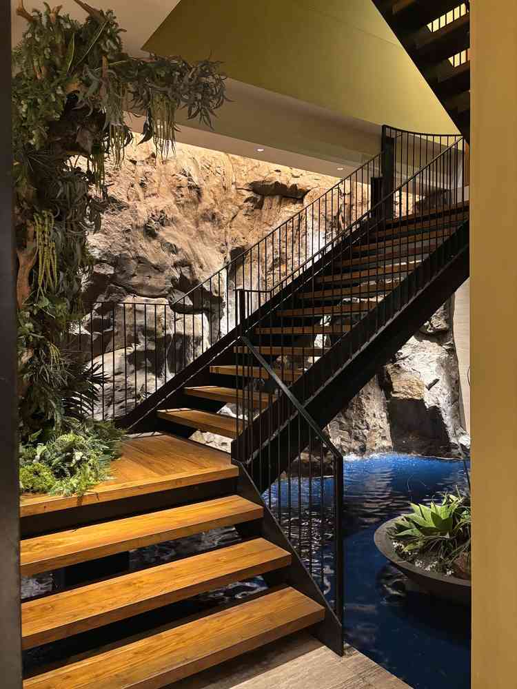 広い方の会場は水が流れている場所があり、印象的。オープンキッチンを隠すことができたり柔軟性がある