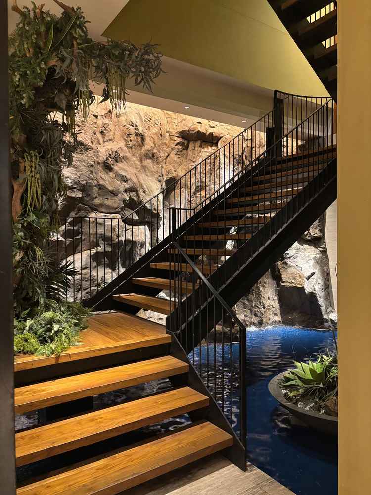 広い方の会場は水が流れている場所があり、印象的。オープンキッチンを隠すことができたり柔軟性がある